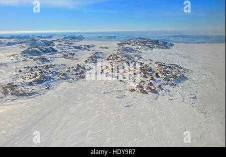 Case colorate in Groenlandia in primavera Foto Stock