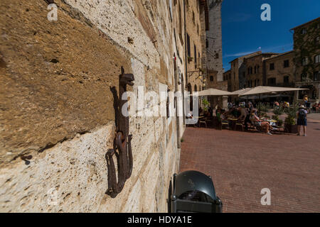 Città medievale di San Gimignano, Toscana, Italia. Ristoranti sulla Piazza della Cisterna Foto Stock