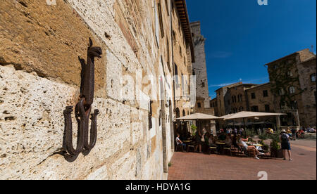 Città medievale di San Gimignano, Toscana, Italia. Ristoranti sulla Piazza della Cisterna Foto Stock