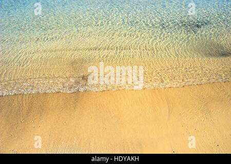 Chiaro mare sulla bellissima spiaggia di sabbia Foto Stock