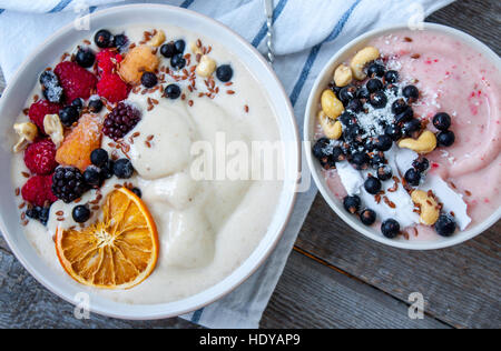 Ciotola Smoothie, gelato alla banana con frutti di bosco, dadi, lino. Perfetto per la dieta detox o semplicemente un pasto sano. Amore per un sano cibo crudo concetto. Foto Stock