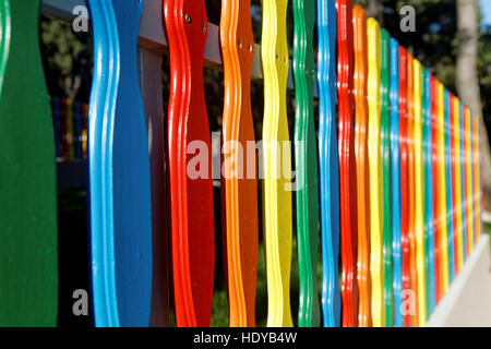 Nuovi in legno recinzione multicolore Foto Stock