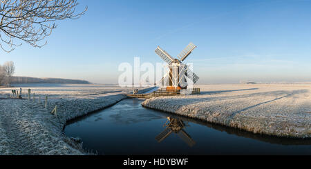 Paesaggio invernale con il mulino a vento di agnello bianco vicino a Zuidwolde nella provincia di Groningen, Paesi Bassi Foto Stock
