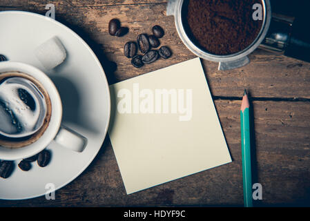 Caffè in grani, macinato e tazzina di caffè sul tavolo di legno, piana, laici cafe concept Foto Stock
