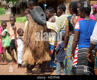 La gente di Mende va a ballare con la maschera gbeni nella foresta pluviale di Gola Foto Stock