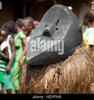 La gente di Mende va a ballare con la maschera gbeni nella foresta pluviale di Gola Foto Stock