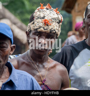 La gente di Mende va a ballare con la maschera gbeni nella foresta pluviale di Gola Foto Stock