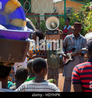 Ballerino di danza africana con musicisti in Kabala, Sierra Leone Foto Stock