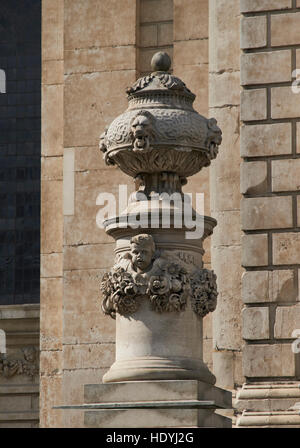 Urna e cherubino sul gateway sul portico sud, da Grinling Gibbons la Cattedrale di St Paul, Londra. Fine del xvii secolo. Foto Stock