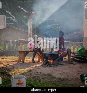 La cucina in Sierra Leone si fa all'aperto in grandi pentole a fuoco aperto Foto Stock