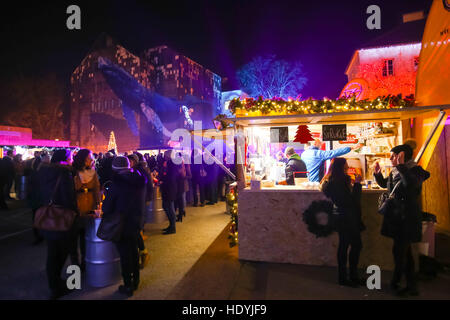 Persone di bere e mangiare cibo da cibo si erge di fronte alla galleria d'arte Klovicevi dvori nella parte superiore old town,Gradec,Zagreb Foto Stock