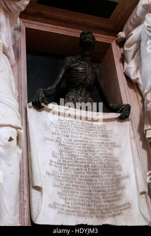 Skelett, Tod: Steinskulptur in einer Kirche, Venedig, ITALIEN. Foto Stock