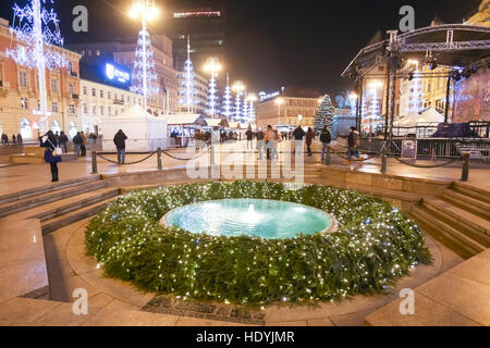 Il tempo di avvento nel centro della città di Zagreb, Croazia. Corona di avvento intorno alla fontana acqua Mandusevac sulla centrale Piazza Jelacic. Foto Stock