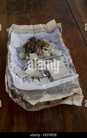 Una mesa, o offerta sacrificale alla Pachamama o madre terra con colorato llama pelliccia, tinsel, llama fat Foto Stock