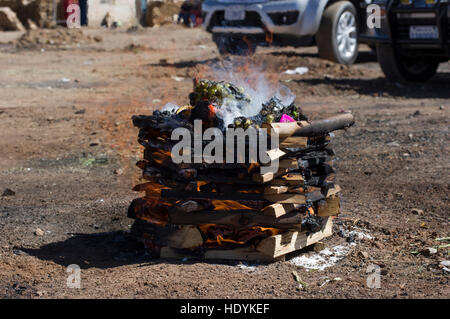 Un ardente mesa, offrendo alla Pachamama, madre terra divinità. Le ceneri saranno successivamente interrato per la divinità Foto Stock