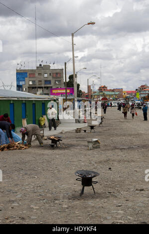 Baracche di verde di El Alto, Bolivia, dove gli operatori tradizionali di guarigione e medicina fare offerte per le divinità Foto Stock