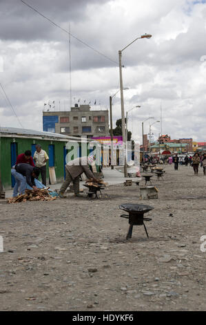 Baracche di verde di El Alto, Bolivia, dove gli operatori tradizionali di guarigione e medicina fare offerte per le divinità Foto Stock