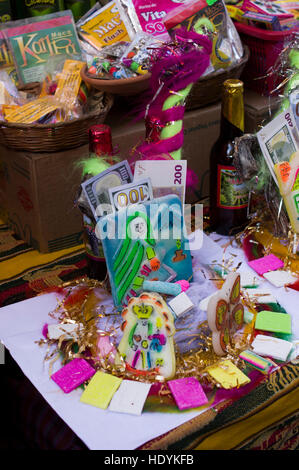 Una mesa, o offerta sacrificale alla Pachamama o madre terra con altri prodotti colorati, maschere e souvenir turistici Foto Stock