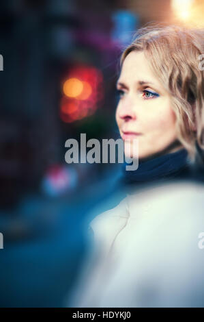 Giovane donna in città Foto Stock