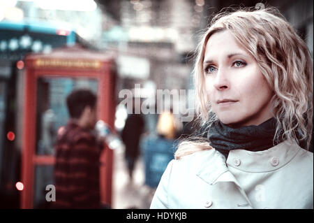 Ritratto di giovane donna in una città Foto Stock