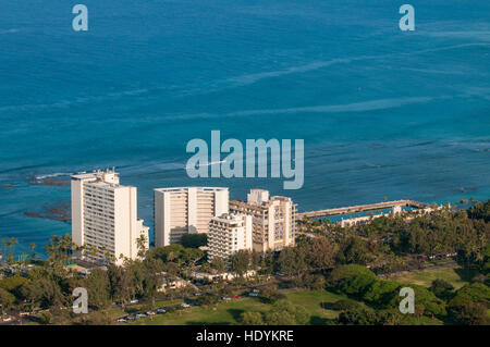 Honolulu dalla cima della Diamond Head membro Monumento (Leahi cratere), Honolulu Oahu, Hawaii. Foto Stock