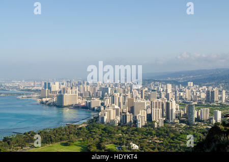 Honolulu dalla cima della Diamond Head membro Monumento (Leahi cratere), Honolulu Oahu, Hawaii. Foto Stock