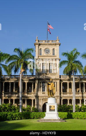 La statua del re Kamehameha si erge di fronte Aliiolani Hale (Hawaii la corte suprema dello Stato), Honolulu Oahu, Hawaii. Foto Stock