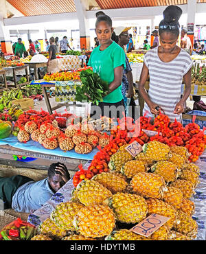 Le donne lo shopping al mercato cittadino di Port Vila, Vanuatu. Foto Stock