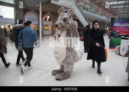 Londra, Regno Unito. 15 Dic, 2016. Qantas airlines promuove la 2017 Ceneri cricket tour presso la stazione di Waterloo tra Inghilterra e Australia con persone vestite di australiani indigeni costumi animale Credito: amer ghazzal/Alamy Live News Foto Stock