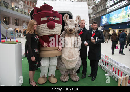 Londra, Regno Unito. 15 Dic, 2016. Qantas airlines promuove la 2017 Ceneri cricket tour presso la stazione di Waterloo tra Inghilterra e Australia con persone vestite di australiani indigeni costumi animale Credito: amer ghazzal/Alamy Live News Foto Stock