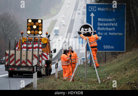 Wolnzach, Germania. 15 Dic, 2016. I lavori di manutenzione stradale lavoratori dal Autobahnmeisterei Ingolstadt (lit. Ingolstadt autostrada autorità di manutenzione) impostare un cartello stradale per veicoli autonomi sull'autostrada 93 vicino autostrada Wolnzach, Germania, 15 dicembre 2016. Il bianco e nero delle indicazioni servono come punti di riferimento per l'auto-guida delle automobili, e sono inizialmente essendo impostato lungo il Holledau giunzione autostradale lungo la A9 e A93. Foto: Matthias esitano di fronte/dpa/Alamy Live News Foto Stock