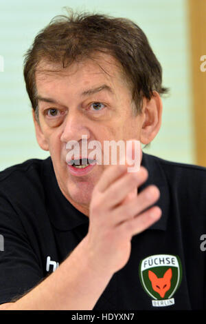 Berlino, Germania. 15 Dic, 2016. Elimir Petkovic è presentato come il nuovo allenatore della tedesca di handball club Fuechse Berlino a Berlino, Germania, 15 dicembre 2016. Foto: Maurizio Gambarini/dpa/Alamy Live News Foto Stock