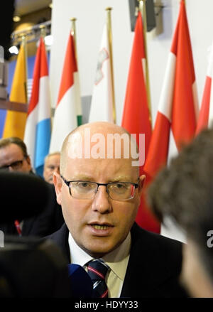 Bruxelles, Belgio. 15 Dic, 2016. Primo ministro ceco Bohuslav Sobotka parla con i giornalisti come lui arriva per un vertice Ue di Bruxelles, Belgio, Dicembre 15, 2016. I leader dell'UE si riunisce giovedì per discutere di difesa, migrazione, il conflitto in Siria e BREXIT. Credito: Jakub Dospiva/CTK foto/Alamy Live News Foto Stock