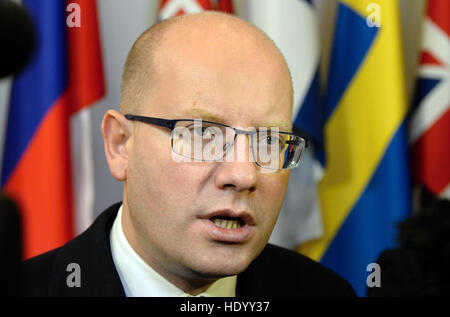 Bruxelles, Belgio. 15 Dic, 2016. Primo ministro ceco Bohuslav Sobotka parla con i giornalisti come lui arriva per un vertice Ue di Bruxelles, Belgio, Dicembre 15, 2016. I leader dell'UE si riunisce giovedì per discutere di difesa, migrazione, il conflitto in Siria e BREXIT. Credito: Jakub Dospiva/CTK foto/Alamy Live News Foto Stock