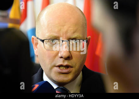 Bruxelles, Belgio. 15 Dic, 2016. Primo ministro ceco Bohuslav Sobotka parla con i giornalisti come lui arriva per un vertice Ue di Bruxelles, Belgio, Dicembre 15, 2016. I leader dell'UE si riunisce giovedì per discutere di difesa, migrazione, il conflitto in Siria e BREXIT. Credito: Jakub Dospiva/CTK foto/Alamy Live News Foto Stock