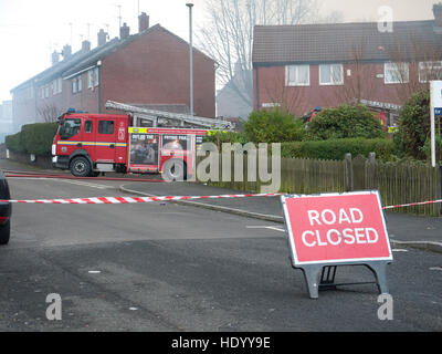 Oldham Lancashire, Regno Unito. 15 Dic, 2016. Gigantesco incendio hanno partecipato il Greater Manchester Servizi antincendio in Oldham Lancashire, in una prima fase le fiamme sono state ruggente sopra l'edificio. Tutta la zona circostante è stato isolato come il fire fighters combattuto con la fiamma. Credito: jozef mikietyn/Alamy Live News Foto Stock