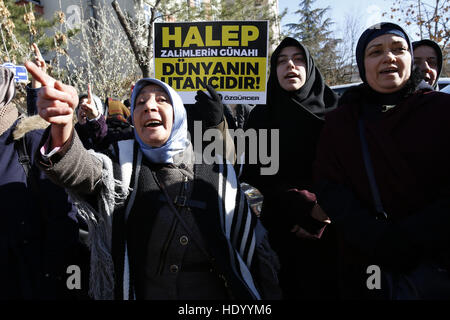 Ankara, Turchia. 15 Dic, 2016. Le persone si radunano per protestare contro il sostegno della Russia del regime siriano, al di fuori dell'Ambasciata russa di Ankara, Turchia. La targhetta recita: '' Aleppo è il mondo del peccato! © Tumay Berkin/ZUMA filo/Alamy Live News Foto Stock