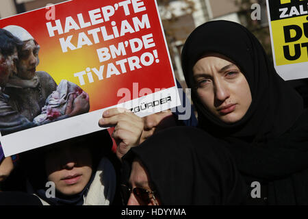 Ankara, Turchia. 15 Dic, 2016. Le persone si radunano per protestare contro il sostegno della Russia del regime siriano, al di fuori dell'Ambasciata russa di Ankara, Turchia. La targhetta recita: " massacro di Aleppo, teatro presso le Nazioni Unite! © Tumay Berkin/ZUMA filo/Alamy Live News Foto Stock