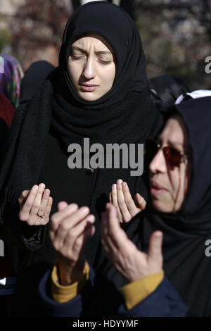 Ankara, Turchia. 15 Dic, 2016. Due donne a pregare per i morti di Aleppo, le persone si radunano per protestare contro il sostegno della Russia del regime siriano, al di fuori dell'Ambasciata russa di Ankara, Turchia. © Tumay Berkin/ZUMA filo/Alamy Live News Foto Stock