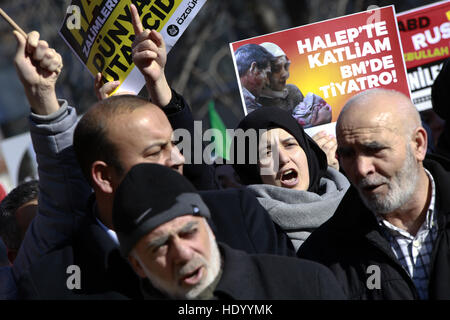 Ankara, Turchia. 15 Dic, 2016. Le persone si radunano per protestare contro il sostegno della Russia del regime siriano, al di fuori dell'Ambasciata russa di Ankara, Turchia. La targhetta recita: " massacro di Aleppo, teatro presso le Nazioni Unite! © Tumay Berkin/ZUMA filo/Alamy Live News Foto Stock