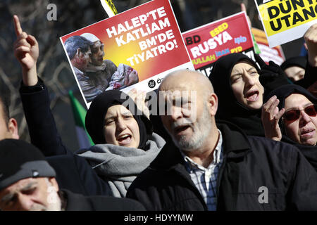 Ankara, Turchia. 15 Dic, 2016. Le persone si radunano per protestare contro il sostegno della Russia del regime siriano, al di fuori dell'Ambasciata russa di Ankara, Turchia. La targhetta recita: " massacro di Aleppo, teatro presso le Nazioni Unite! © Tumay Berkin/ZUMA filo/Alamy Live News Foto Stock