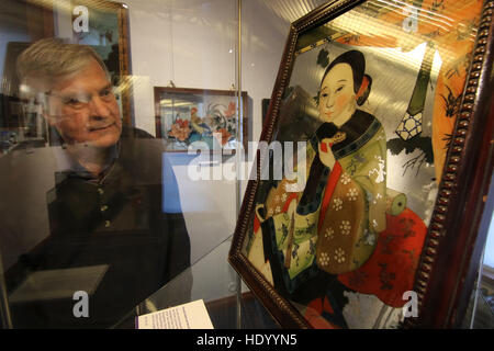 Wernigerode, Germania. 15 Dic, 2016. Vetro di retromarcia dipinti del XIX secolo può essere visto durante un'anteprima della mostra "Bolihua. Historische Hinterglasmalerei aus Cina" (lit. "Bolihua. Retromarcia storica la pittura del vetro dalla Cina ") a Wernigerode castello di Wernigerode, Germania, 15 dicembre 2016. La mostra è aperta fino al 16 aprile 2016. Foto: Matthias Bein/dpa-Zentralbild/dpa/Alamy Live News Foto Stock