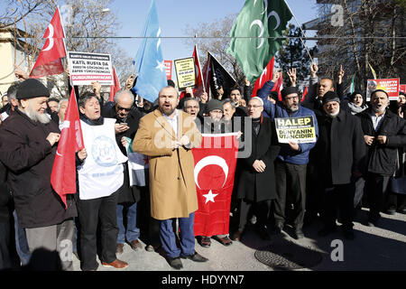 Ankara, Turchia. 15 Dic, 2016. Le persone si radunano per protestare contro il sostegno della Russia del regime siriano, al di fuori dell'Ambasciata russa di Ankara, Turchia. © Tumay Berkin/ZUMA filo/Alamy Live News Foto Stock