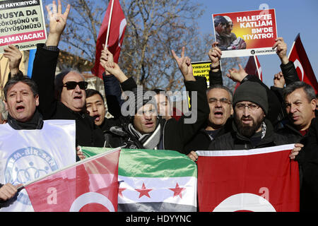 Ankara, Turchia. 15 Dic, 2016. Le persone si radunano per protestare contro il sostegno della Russia del regime siriano, al di fuori dell'Ambasciata russa di Ankara, Turchia. © Tumay Berkin/ZUMA filo/Alamy Live News Foto Stock