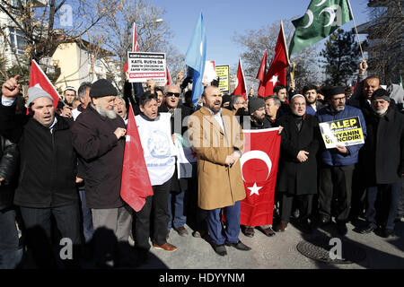 Ankara, Turchia. 15 Dic, 2016. Le persone si radunano per protestare contro il sostegno della Russia del regime siriano, al di fuori dell'Ambasciata russa di Ankara, Turchia. © Tumay Berkin/ZUMA filo/Alamy Live News Foto Stock