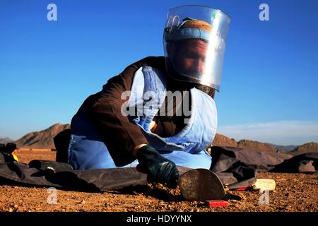 A Kandahar, Afghanistan. 15 Dic, 2016. Afghane uno de-miner cerca mine terrestri nella provincia di Kandahar, Afghanistan, Dic 15, 2016. L'Afghanistan è uno dei più mine paesi contaminati. Le mine e ordigni inesplosi che hanno lasciato nel corso degli ultimi decenni di guerra, secondo come riferito rivendicazione la vita di più di un centinaio di persone, per la maggior parte bambini e mutilano altri punteggi di ogni mese. © Sanauallah Seiam/Xinhua/Alamy Live News Foto Stock