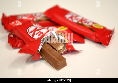 Berlino, Germania. 15 Dic, 2016. Illustrazione - KitKat barrette di cioccolato giacente su un tavolo a Berlino, Germania, 15 dicembre 2016. Foto: Britta Pedersen/dpa-Zentralbild/dpa/Alamy Live News Foto Stock