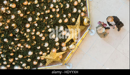 Hannover, Germania. 15 Dic, 2016. La gente a piedi attraverso il centro dello shopping Ernst-August-Galerie di Hannover, Germania, 15 dicembre 2016. Circa una settimana prima di Natale, la finale di fiotto di shopping di Natale per il settore del commercio al dettaglio ha iniziato a. Foto: Julian Stratenschulte/dpa/Alamy Live News Foto Stock