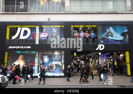 Oxford Street, London, Regno Unito 15 dic 2016 - JD negozio di sport su Oxford Street. Oxford Street occupato con gli acquirenti con nove giorni fino al giorno di Natale e di inizio inverno le vendite in alcuni negozi. © Dinendra Haria/Alamy Live News Foto Stock