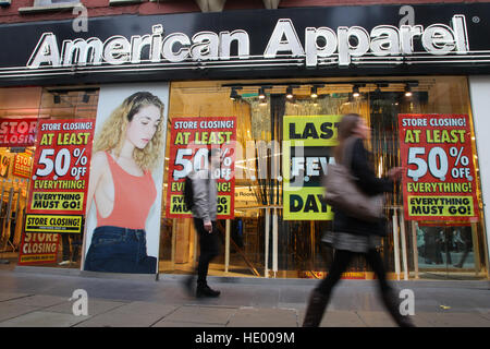 Oxford Street, Londra, Regno Unito. 15 Dic, 2016. American Apparel store su Oxford Street la chiusura verso il basso. © Dinendra Haria/Alamy Live News Foto Stock